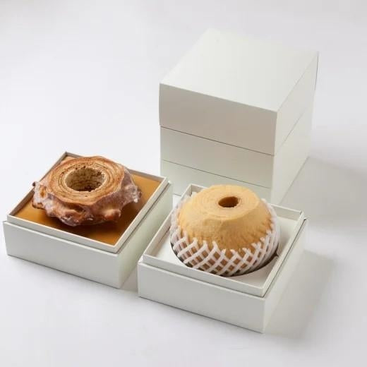 まるごとリンゴのバームクーヘンとツキトワバームの二段重ね